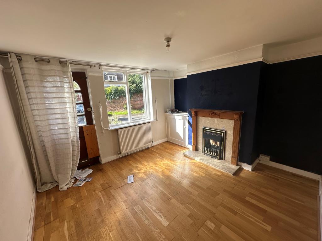 Lot: 134 - TERRACE HOUSE FOR IMPROVEMENT - Living room